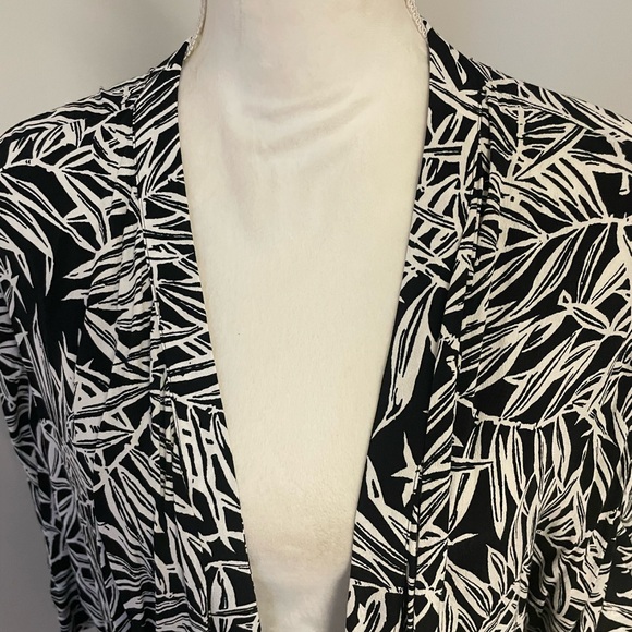 LOFT Black and White Leaf Print Kimono size medium - Picture 2 of 9